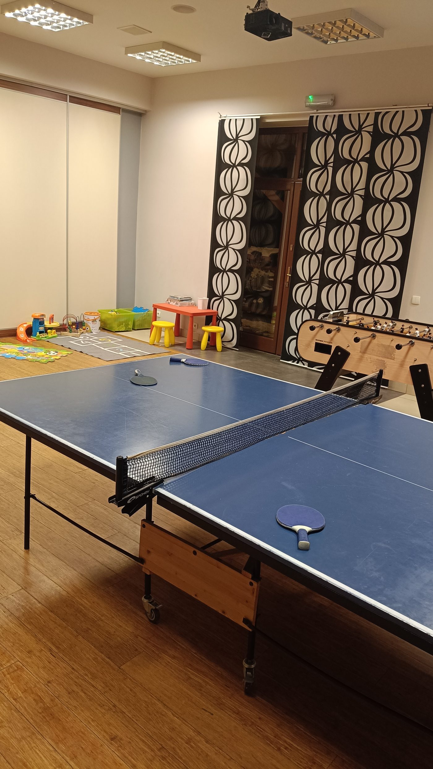 Pokój gier — tenis stołowy i piłkarzyki
