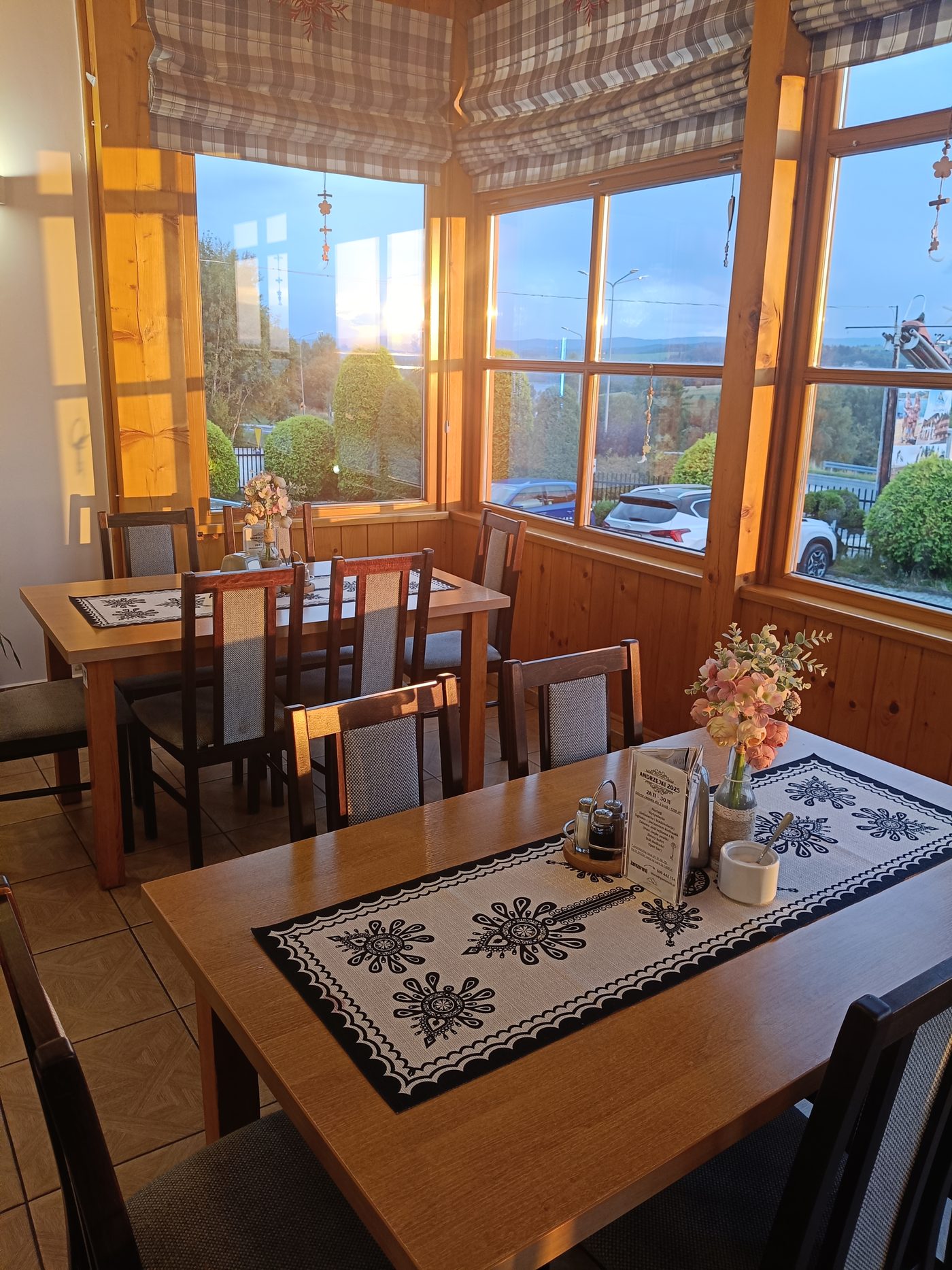 Restauracja Gościńca Pienińskiego o zachodzie słońca